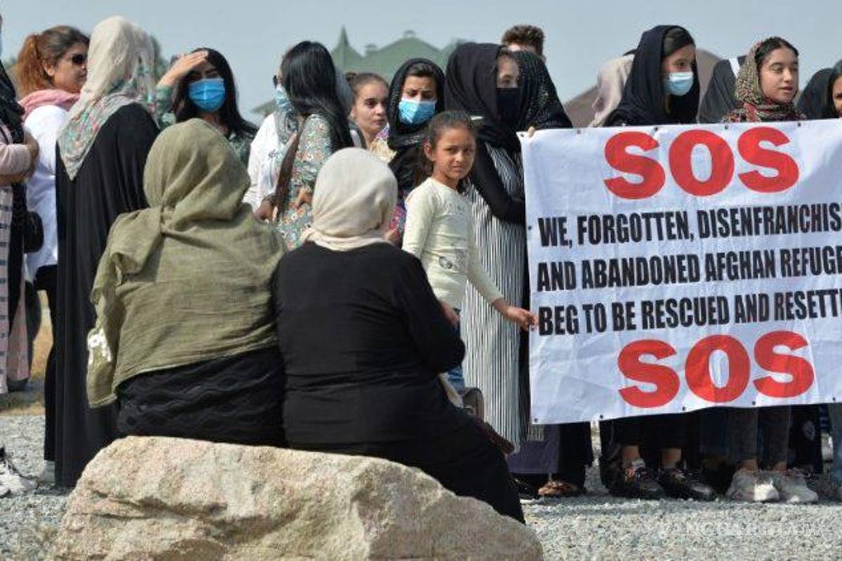 Hasta medio millón de afganos intentarían salir por tierra cuando terminen vuelos de desalojo de EU: ONU