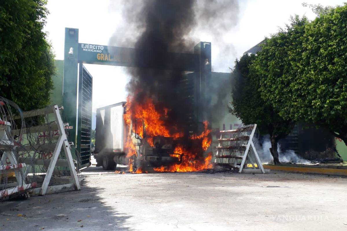 Siguen protestas de normalistas de Iguala, queman camión y destruyen fachada del 27 batallón