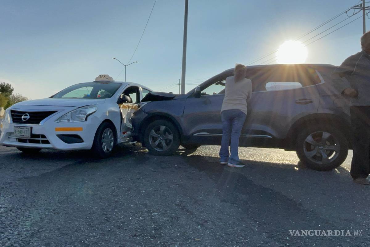 Se atraviesa taxista y causa choque al sur de Saltillo; provoca caos vial