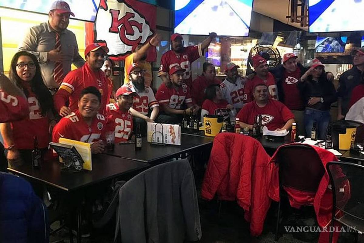 Fans de los Chiefs en México se conformarán con la foto del 'amargo' recuerdo