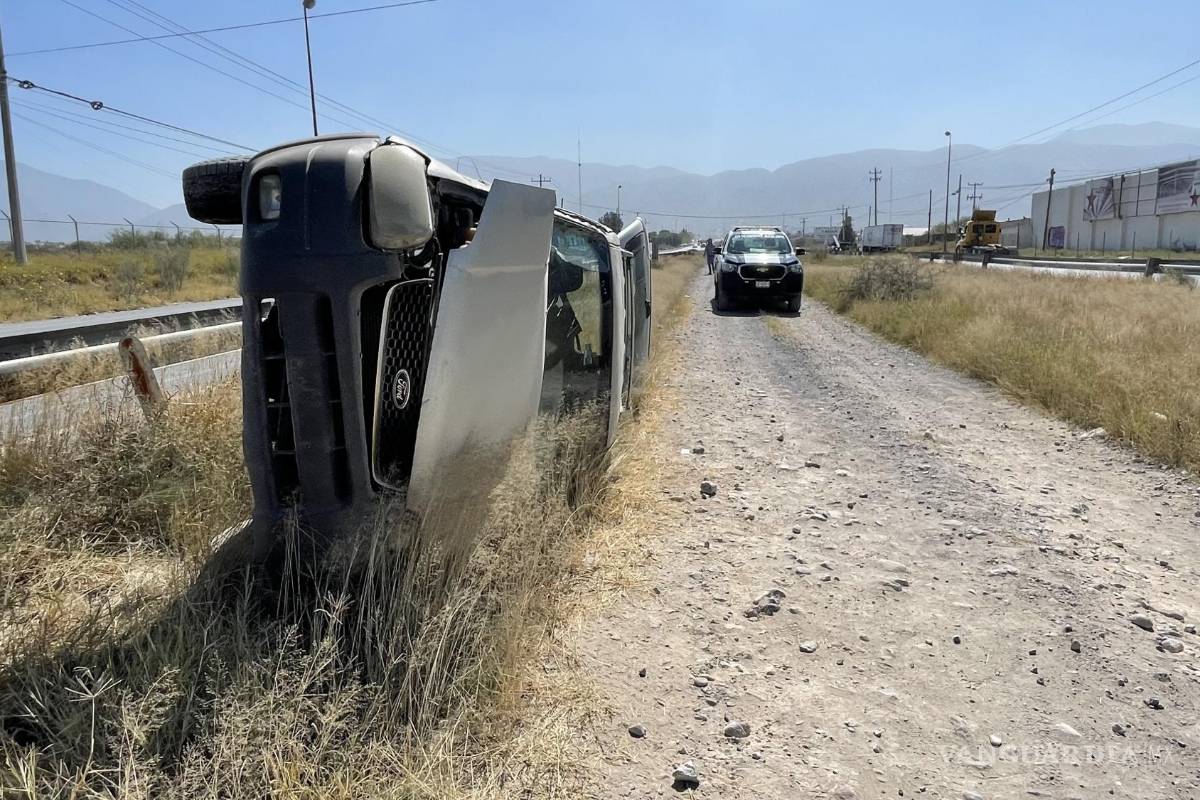 Vuelca tras esquivar impacto contra tráiler en el libramiento Óscar Flores Tapia