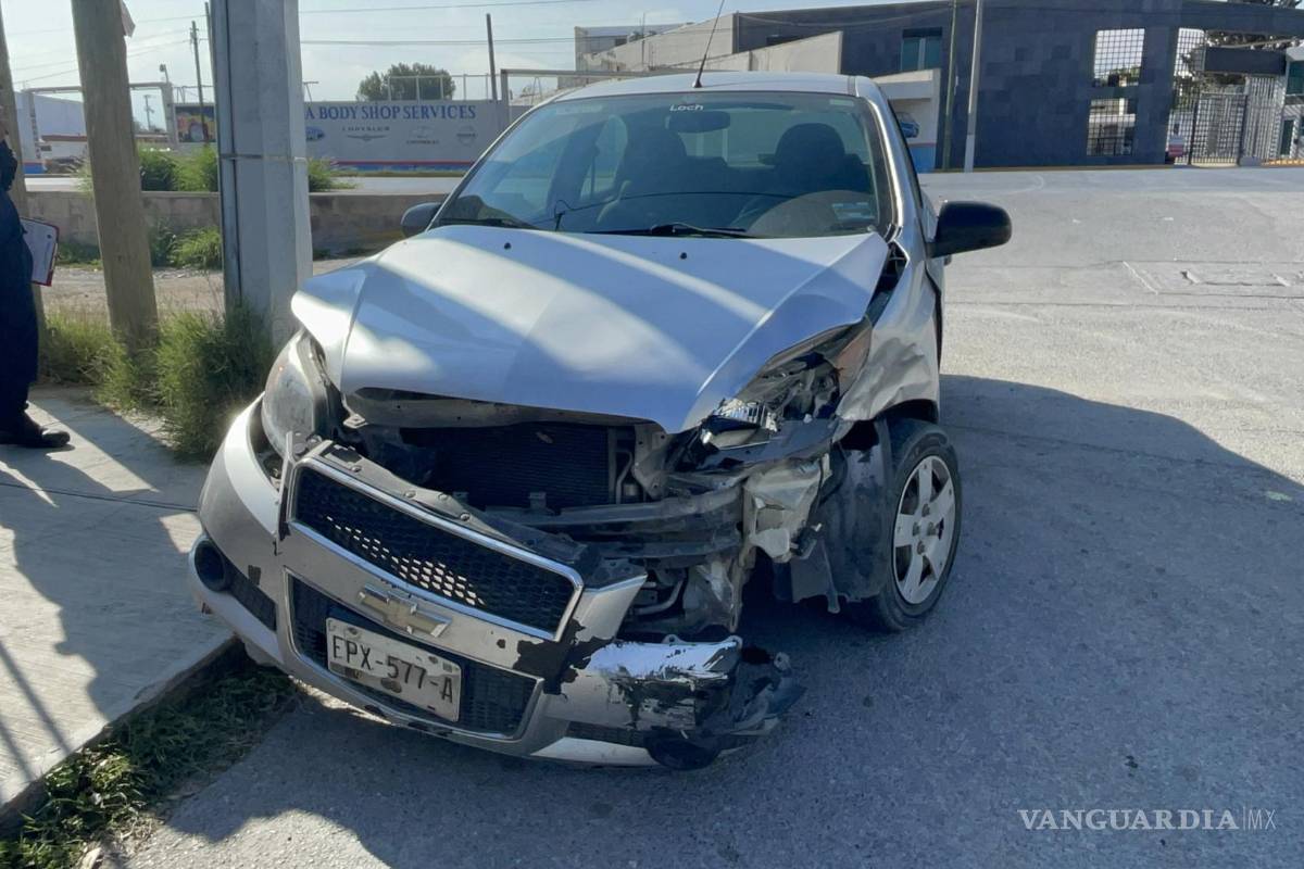 Quita derecho de paso al dar la vuelta y provoca percance en Saltillo; conductores niegan la culpa