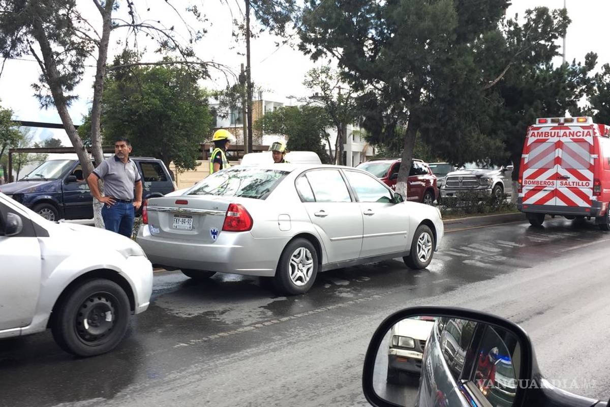 &quot;Lluvia&quot; de choques afecta vialidades en Saltillo