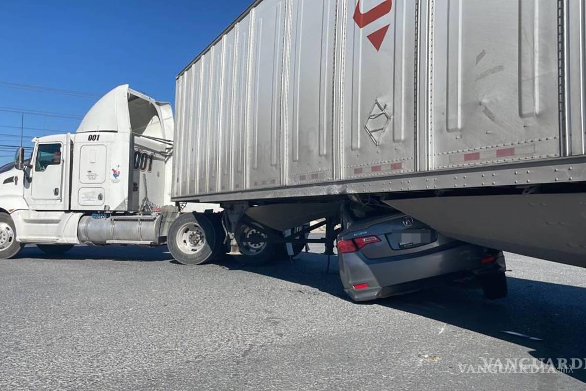 $!El conductor no alcanzó a frenar por la excesiva velocidad en que se desplazaba y chocó en el lado izquierdo del remolque.