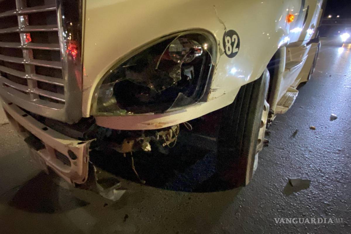‘Güelita’ se lleva un susto en Saltillo: ¡la choca tráiler y por poco no la cuenta!