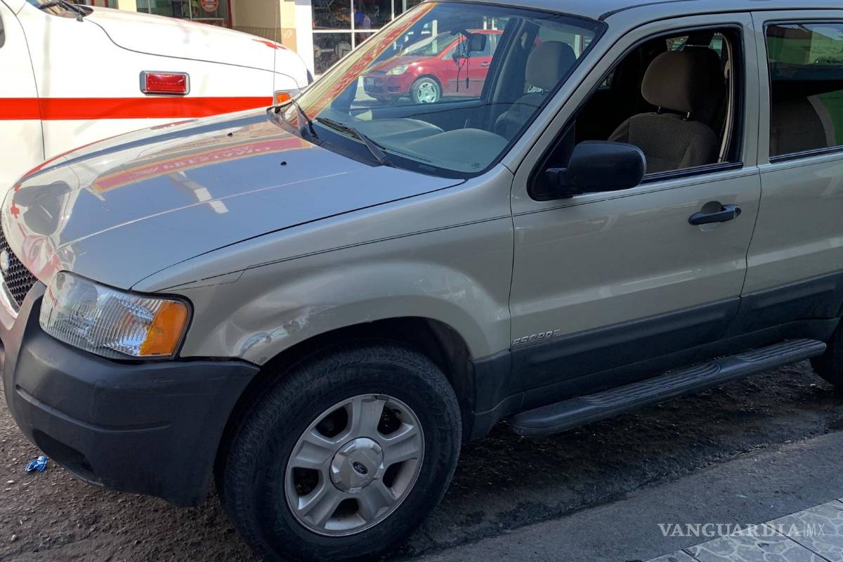 Saltillo: se queda dormido al volante, choca y embiste a hombre que limpiaba su camioneta