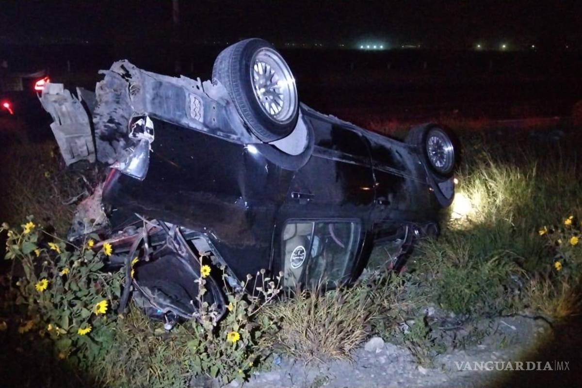 Choque por alcance termina en volcadura en el libramiento Óscar Flores Tapia; deja un lesionado
