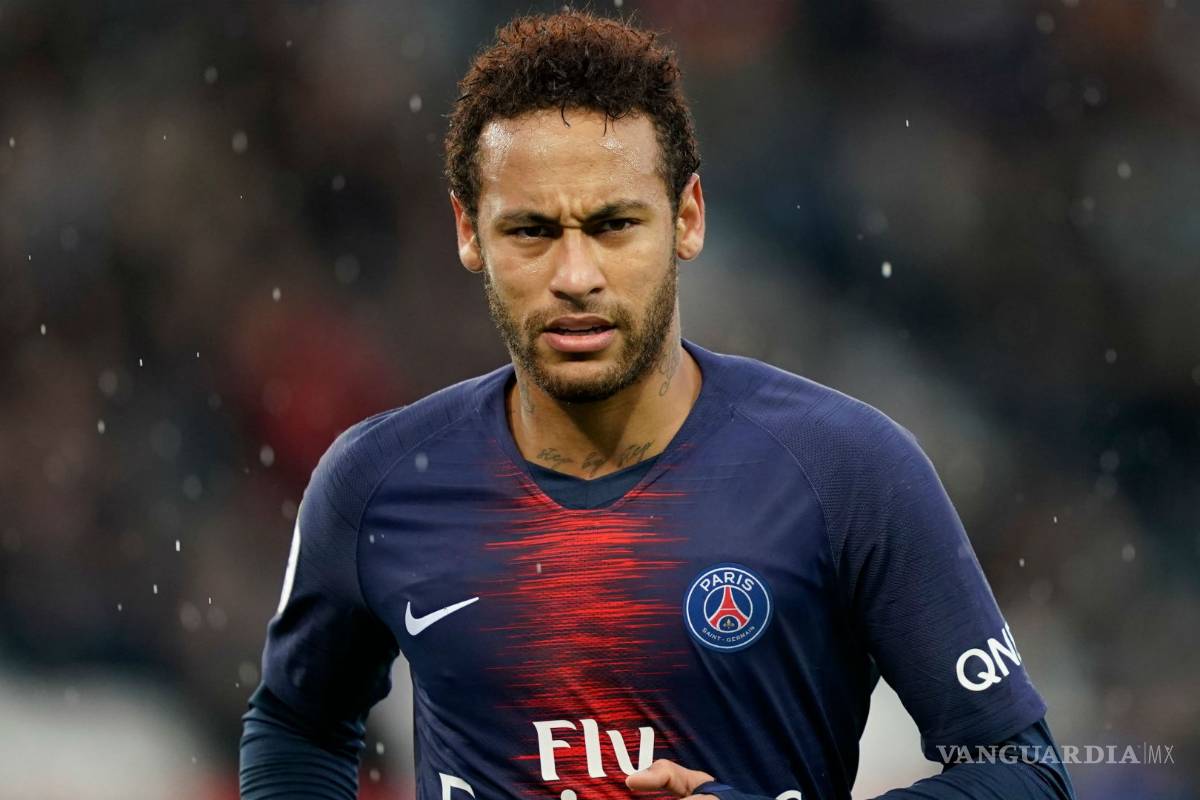 Suspenden a Neymar tres partidos por agredir a un aficionado