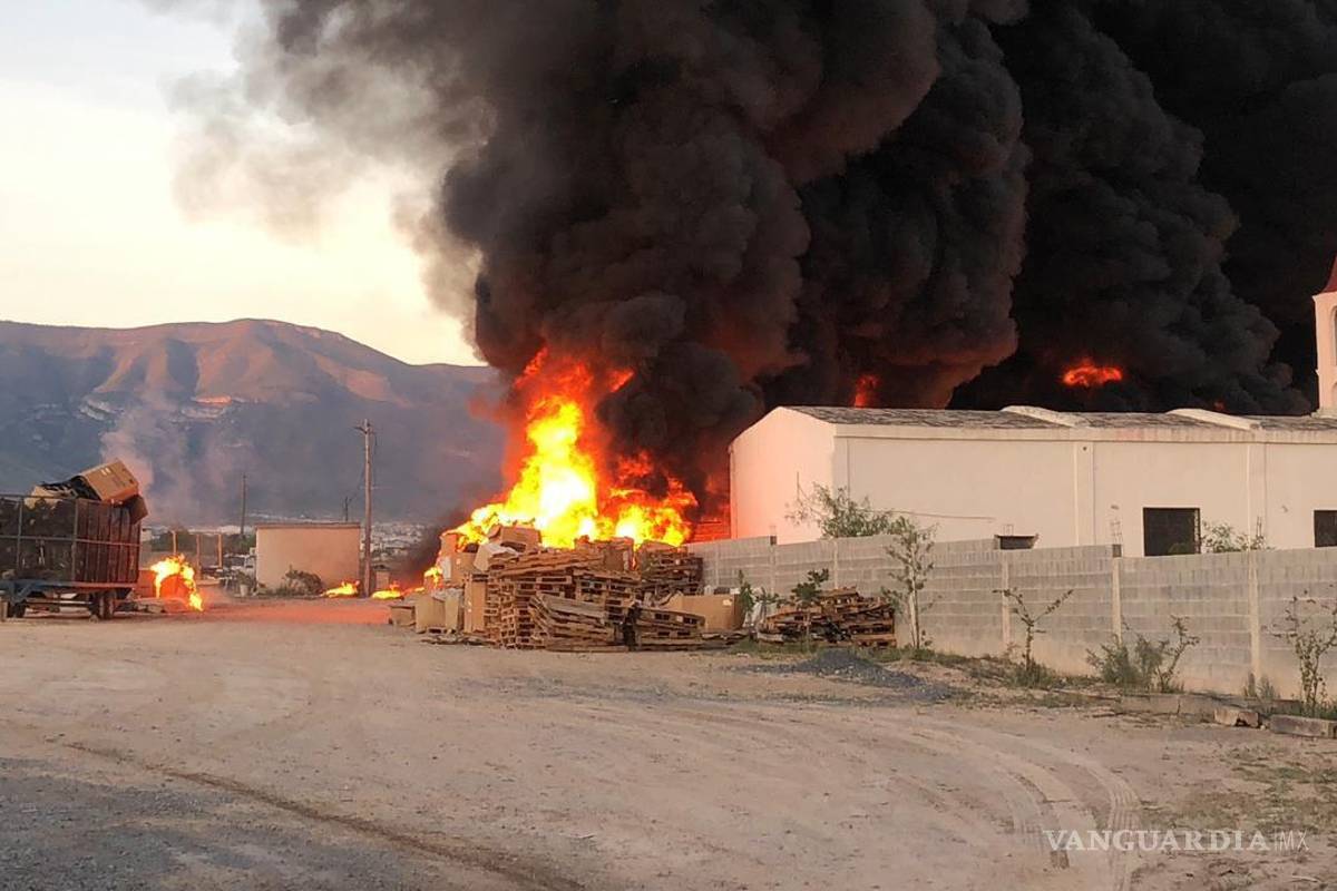 $!Una capilla que se encontraba al lado de la recicladora se salvó de las llamas.