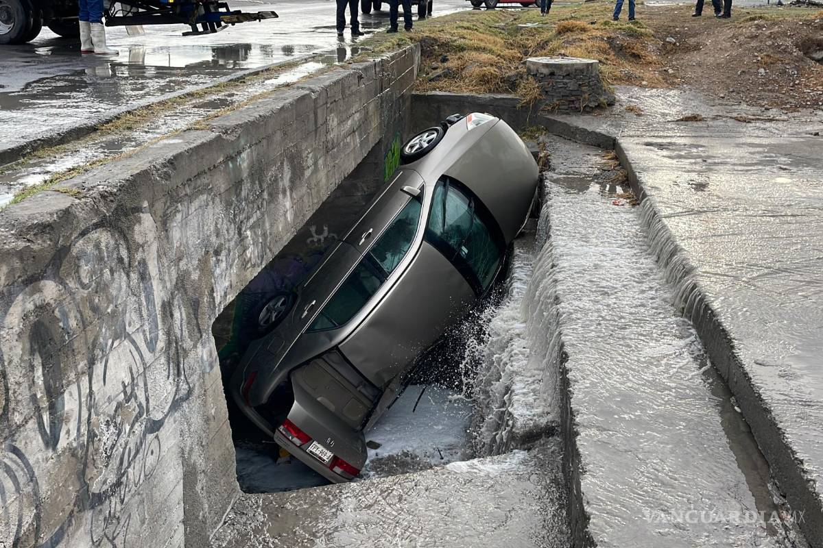Atrapada en su auto y bajo un arroyo de Saltillo, fue localizada joven reportada como desaparecida