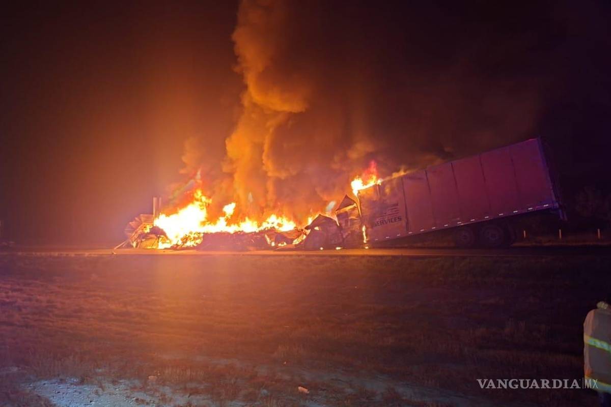Arde auto y tráiler tras choque frontal en Saltillo-Matehuala; dos personas graves
