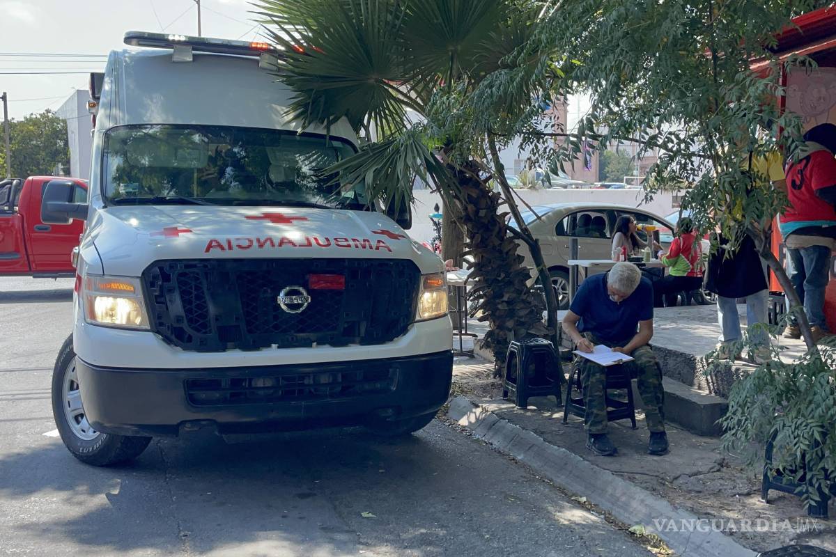 Embiste camioneta a quincuagenaria en Saltillo; es trasladada a un hospital