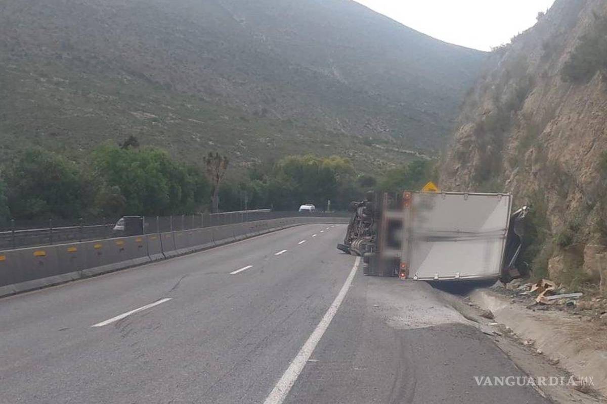 Volcadura en Los Chorros provoca cierre parcial de la carretera 57