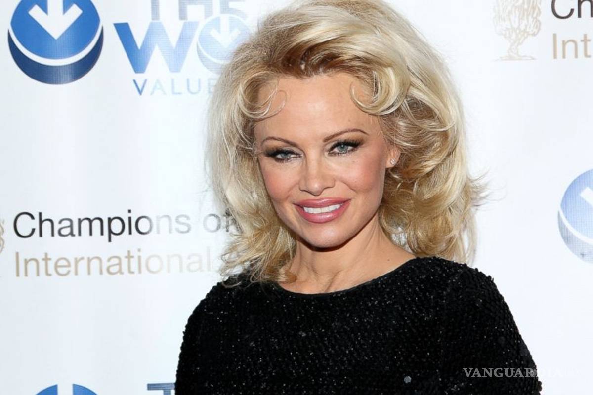 Pamela Anderson se desnuda en la pantalla grande