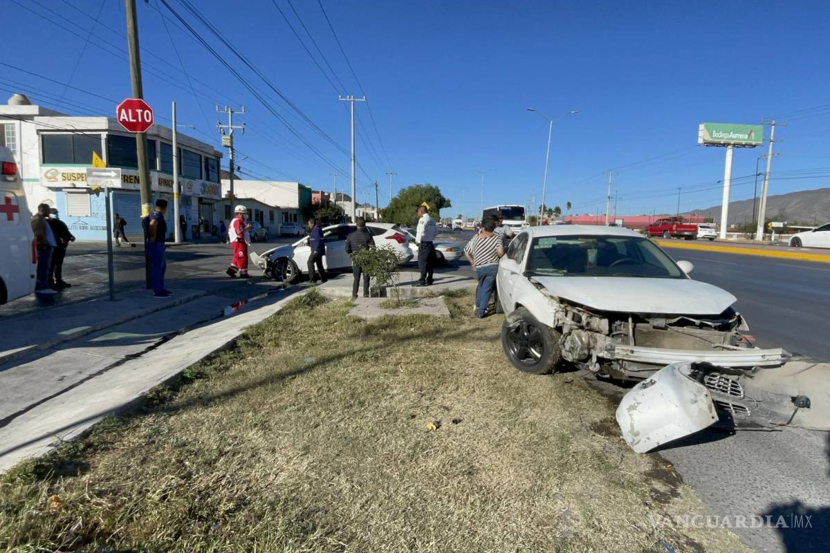 Se atraviesa para ingresar a colonia y choca contra vehículo; trasladan a mujer a hospital de Saltillo