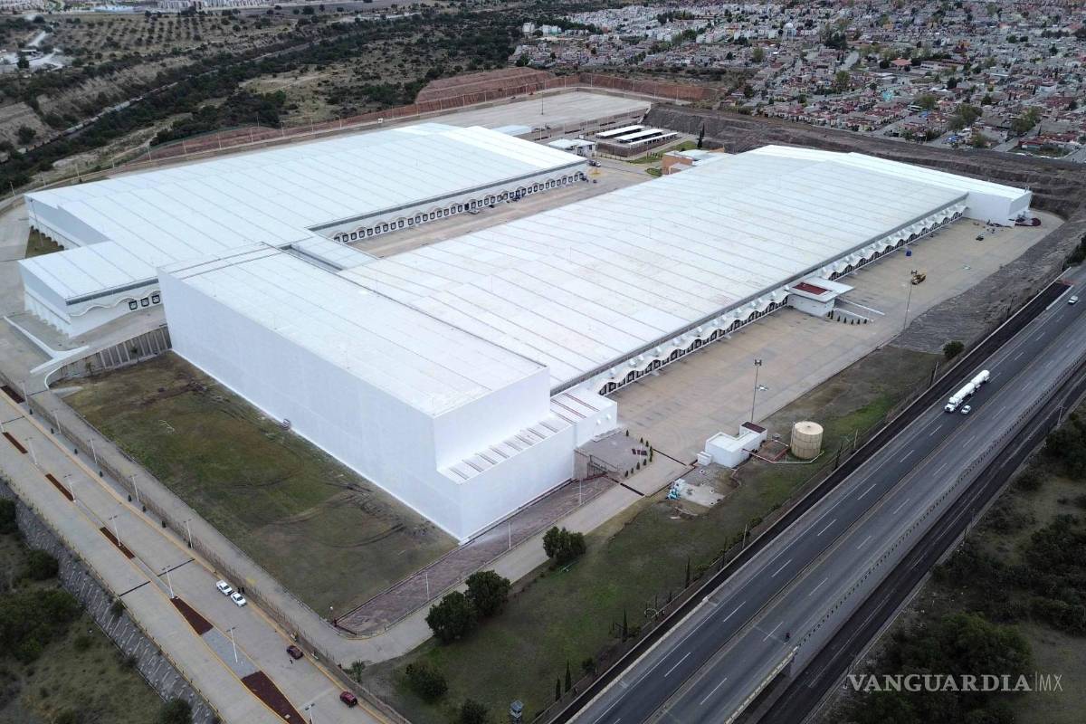 A dos días de inauguración, aceleran trabajos para terminar megafarmacia