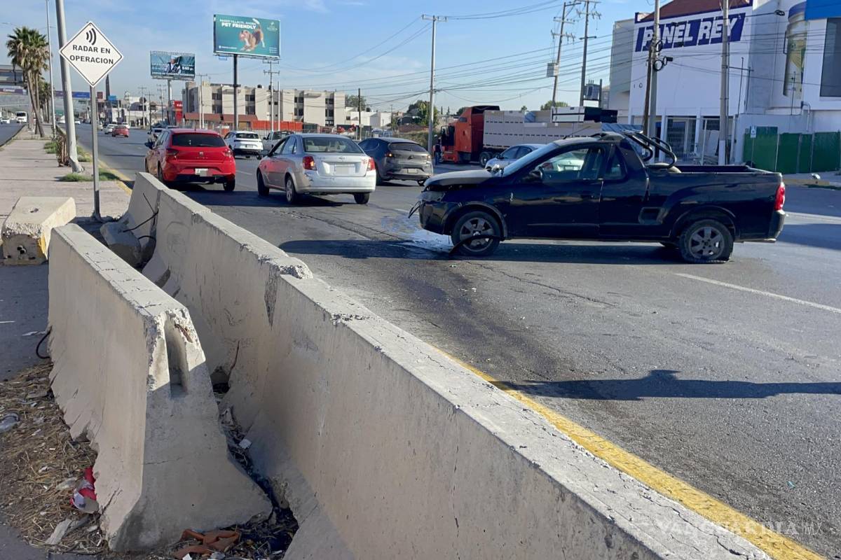 Acelerada estudiante se impacta contra muro de contención al perder el control en Saltillo