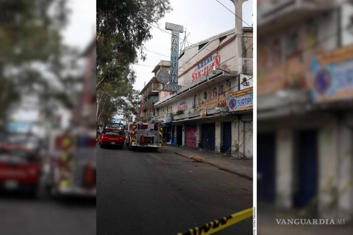 Fallecen dos menores en incendio dentro de arena de lucha libre en Estado de México