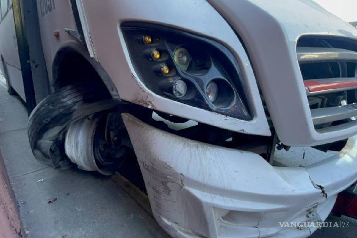 $!Representantes de la empresa y la aseguradora llegaron al lugar del accidente para evaluar los daños y coordinar el pago de las multas y reparaciones necesarias.