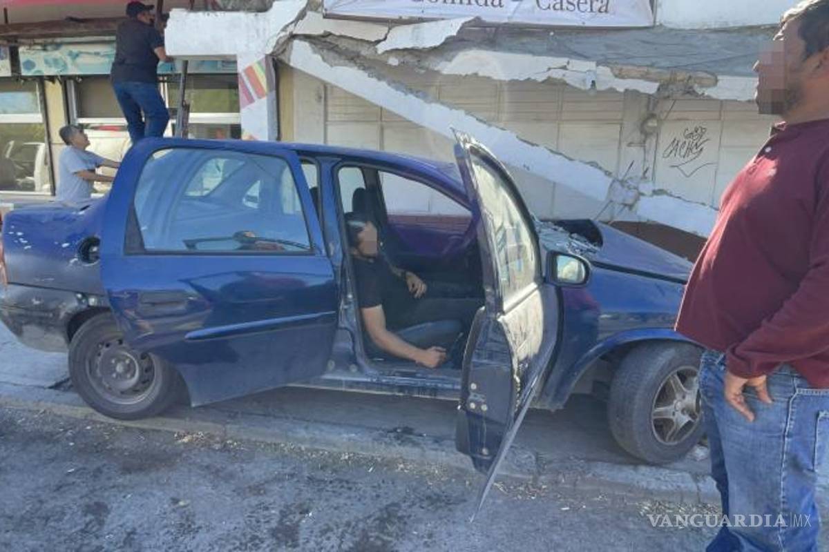 Taxi choca por impacto a coche y lo manda contra la pared en Saltillo