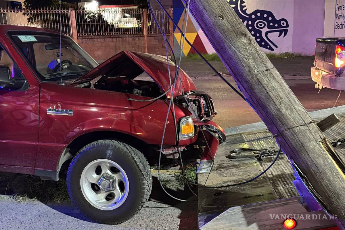 $!La camioneta Ford Ranger quedó dañada tras impactar contra un poste de madera.
