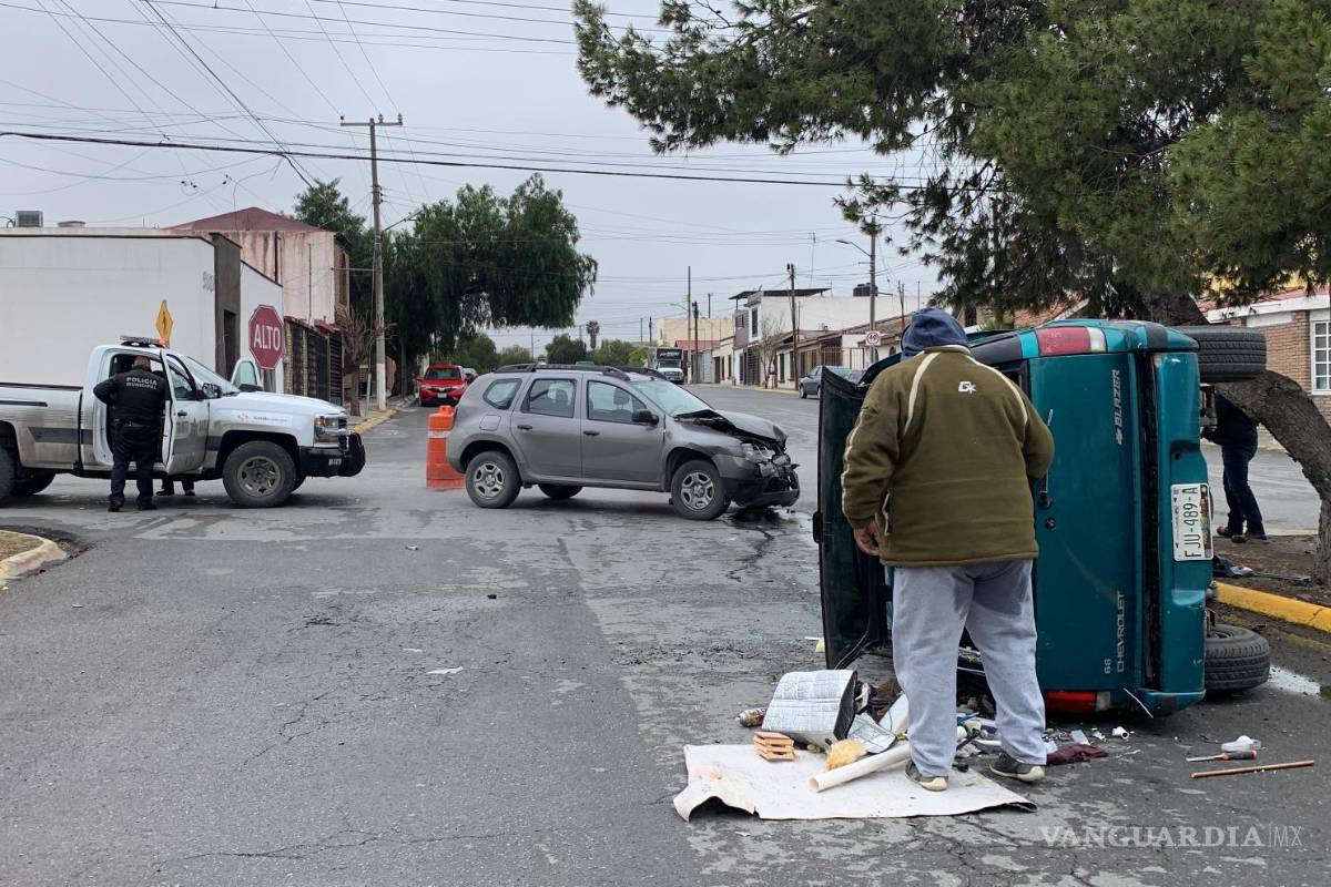 Impacta contra otro auto y provoca volcadura en la Virreyes