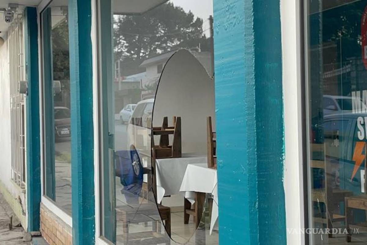 $!El cristal del local +FIT quedó destrozado tras el impacto del mazo utilizado por el ladrón.