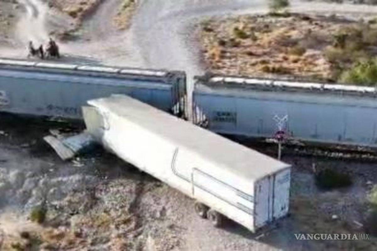 Parras: tráiler intenta ganarle el paso a tren, choca y conductor queda atrapado en cabina