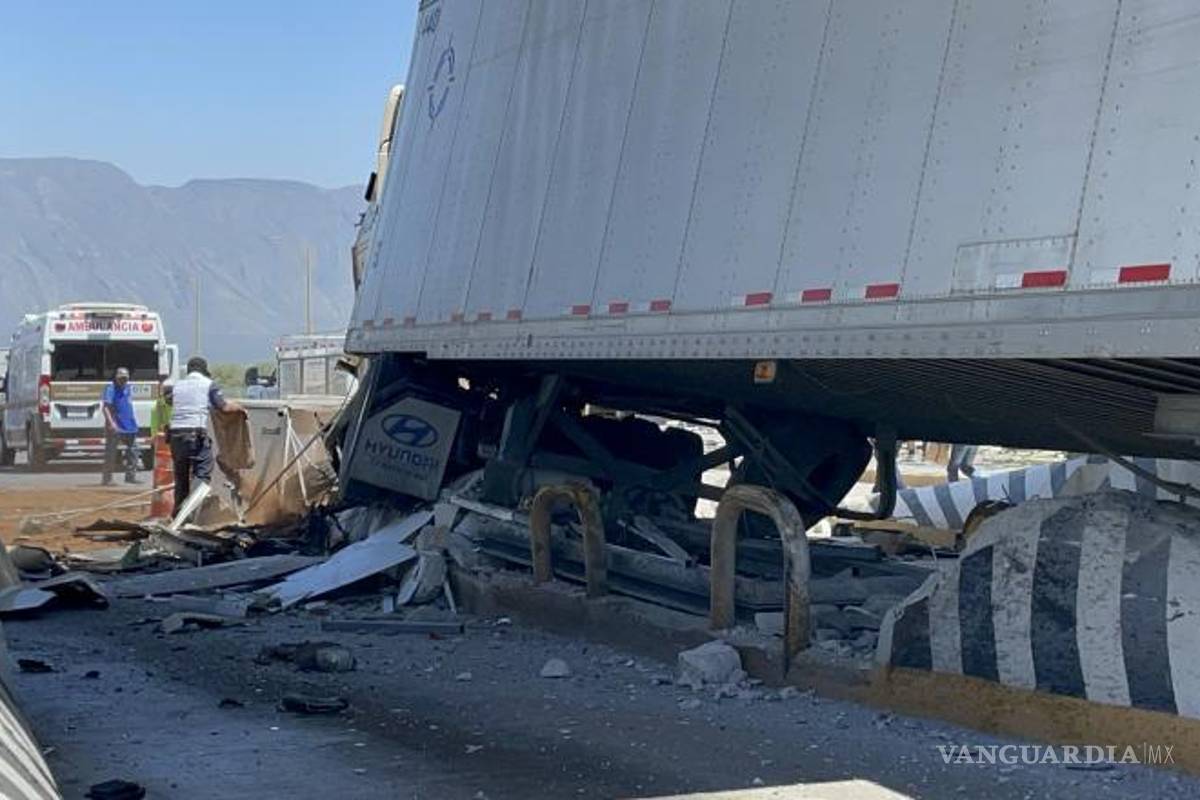 $!El operador y su acompañante quedaron dentro de la cabina, siendo los paramédicos de Capufe, quienes utilizaron herramienta hidráulica para liberarlos.