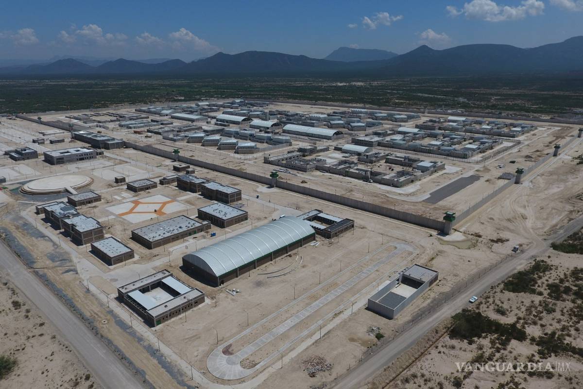 $!Albañiles levantan los muros del CEFERESO, desde su propia cárcel