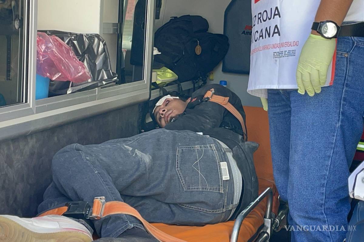 Motociclista se estrella contra auto estacionado y termina con amnesia, en Saltillo