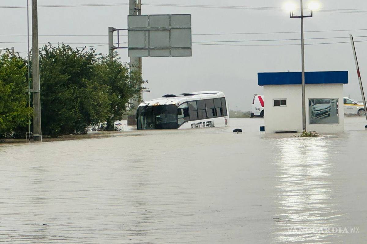 Queda varado transporte de personal; trabajadores son rescatados por PC de Ramos Arizpe