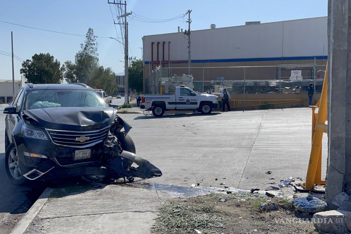 Acelerado conductor choca contra barda de centro comercial, al norte de Saltillo