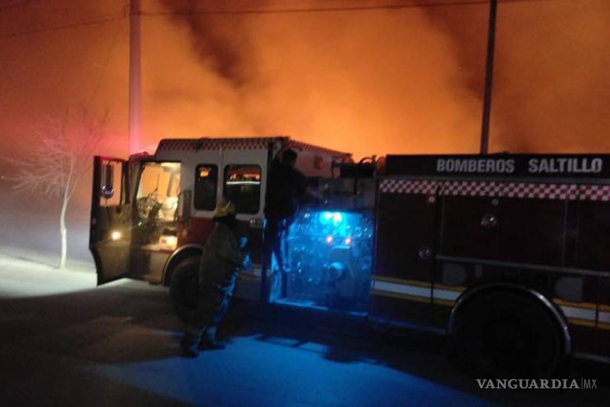 $!Bomberos de Saltillo trabajaron para sofocar el incendio que consumió la maleza en un arroyo del sector poniente.