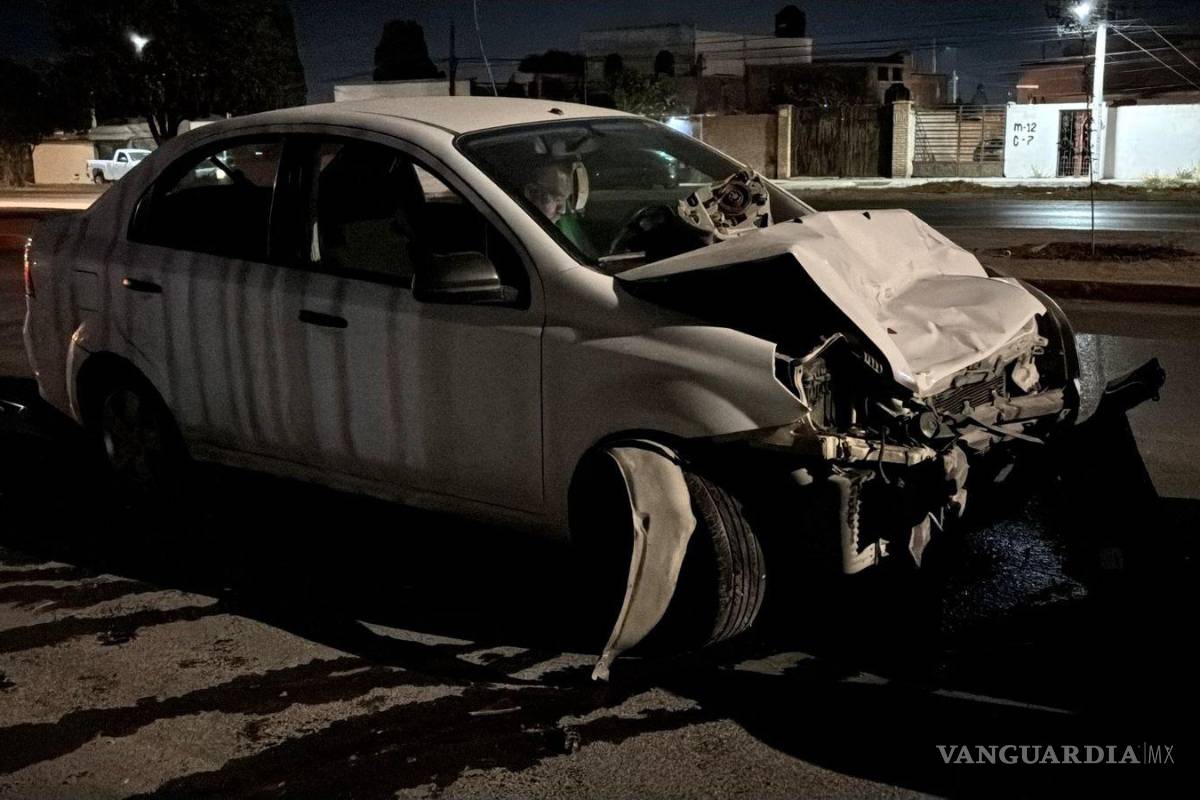 $!El Chevrolet Aveo quedó parcialmente sobre la calzada tras el choque por alcance en la colonia Francisco I. Madero.