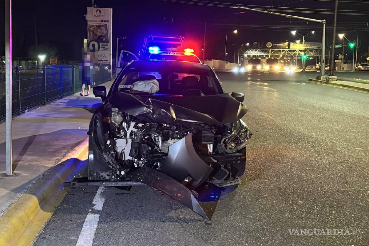 Saltillo: conductor se pasa el alto, provoca choque y huye del lugar; afectada tendrá que denunciar