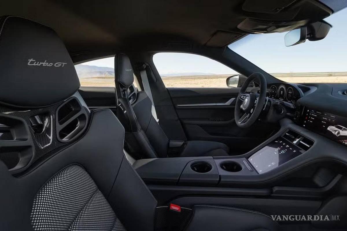 $!Los asientos de fibra de carbono ofrecen una posición de manejo inspirada en la competición.