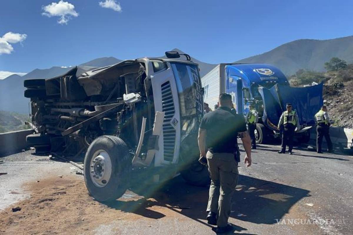 $!El camión de pasajeros volcó tras ser impactado por un tráiler sin frenos en el tramo de Arteaga.