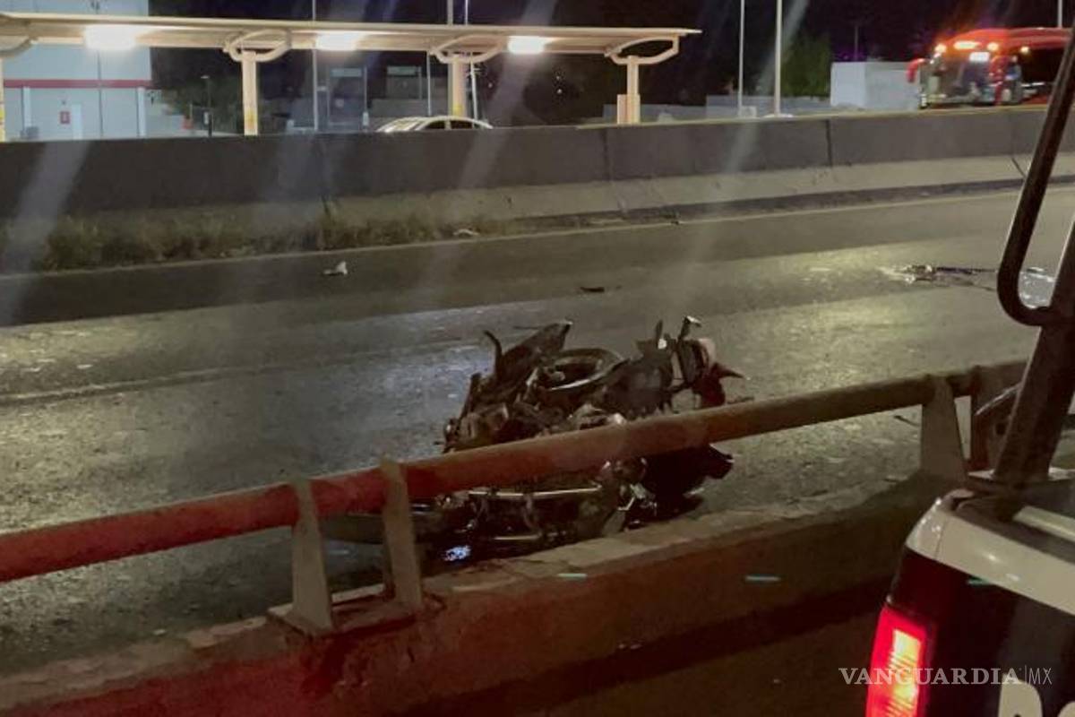 $!De 25 a 30 metros avanzó la motocicleta.