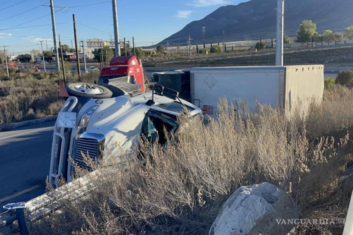 $!Elementos de Bomberos rescataron al operador lesionado, quien fue trasladado en ambulancia a un hospital para su atención médica.