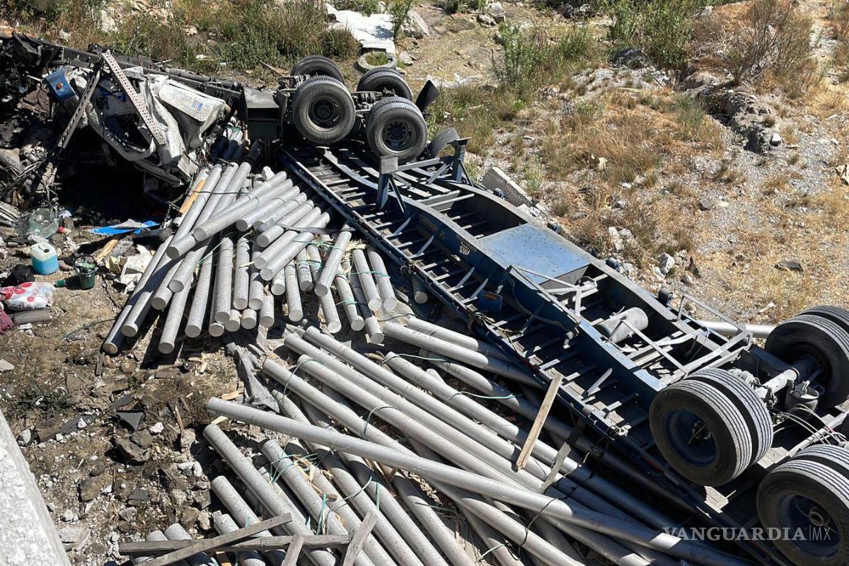 En Los Chorros, rompe barrera de contención, vuela con tráiler y no sufre ni un rasguño