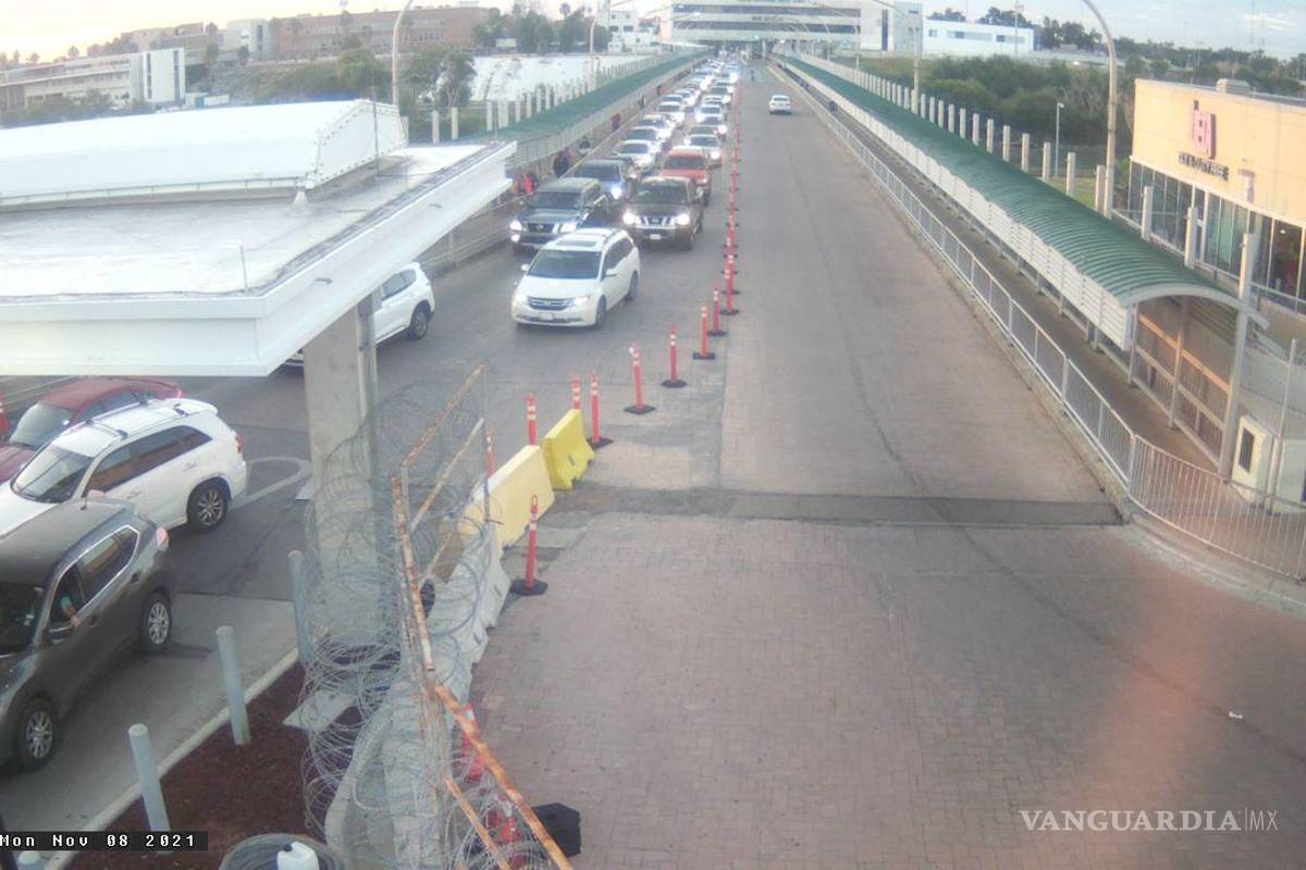 Reportan largas filas para cruzar frontera de EU en primeras horas de reapertura