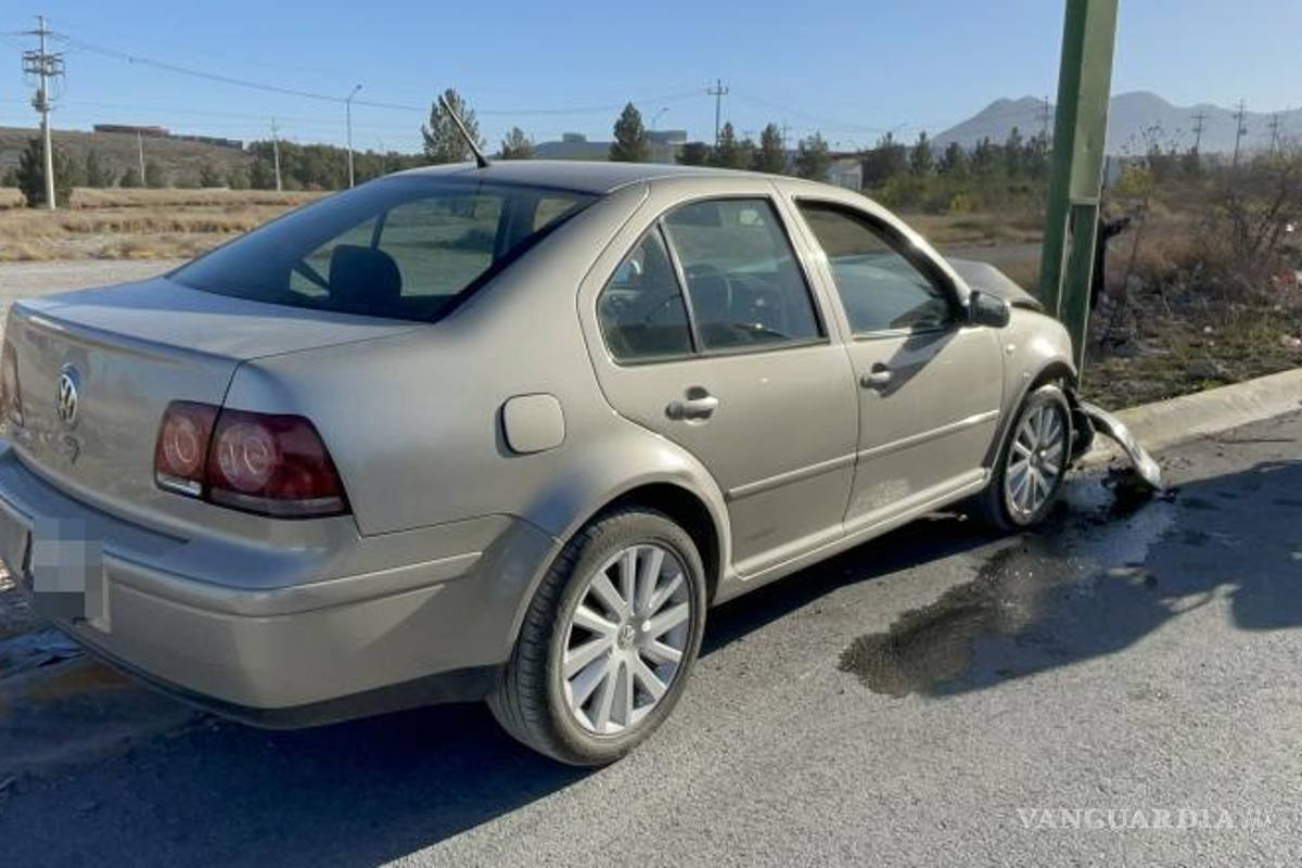 $!El joven intentó tomar una ruta alternativa, pero terminó impactándose contra un poste en el libramiento Òscar Flores Tapia.