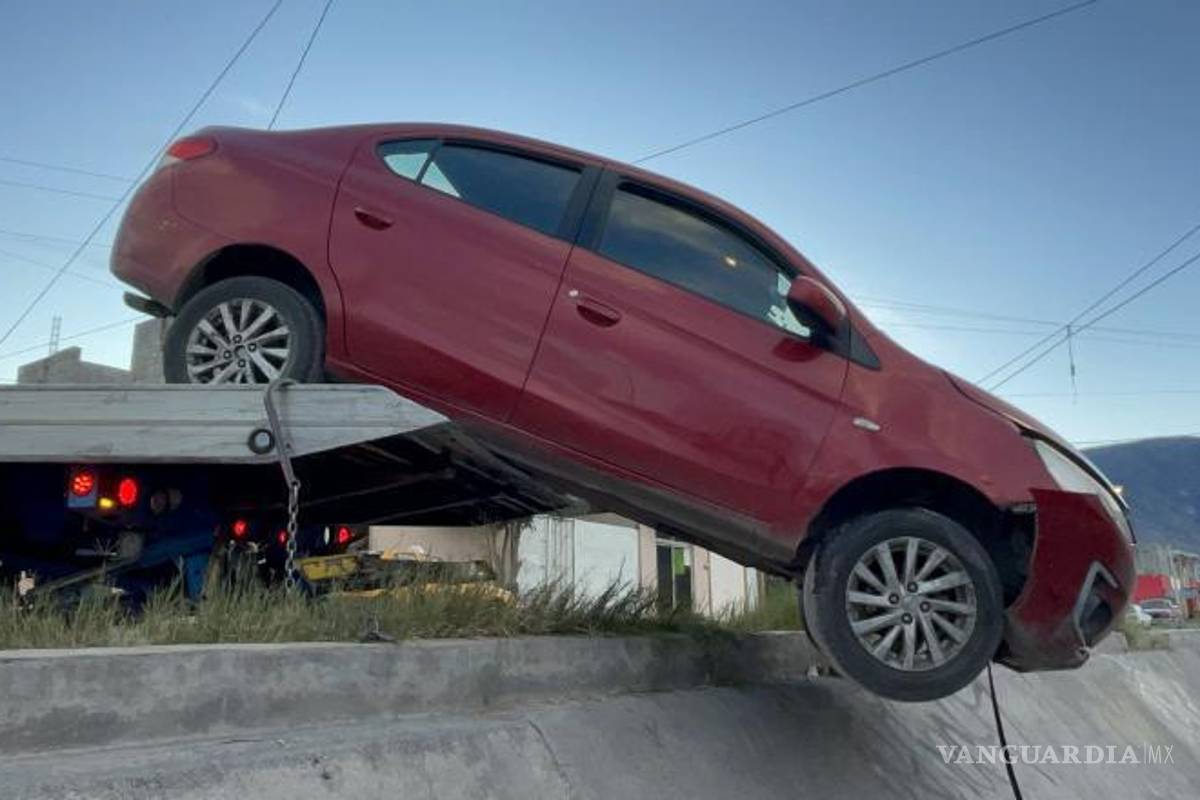 $!Una grúa fue requerida para realizar las maniobras de extracción del vehículo que cayó al fondo del canal.