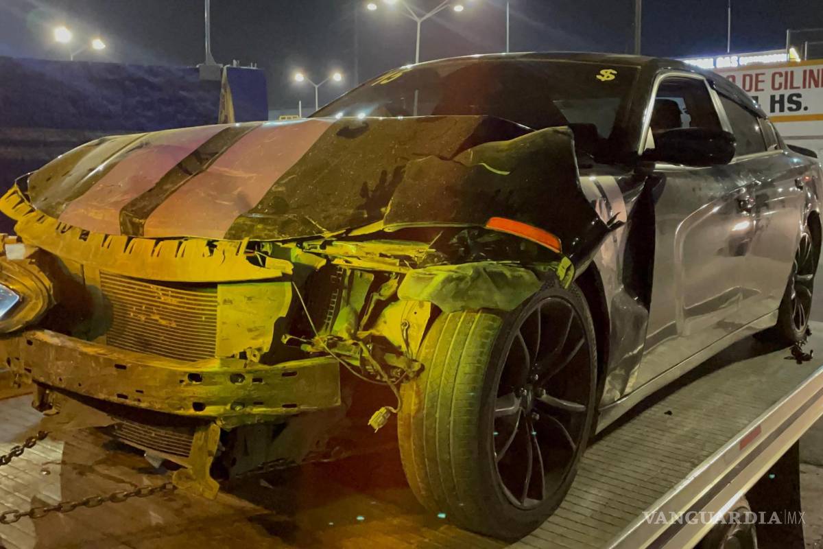 $!El Dodge Charger fue proyectado hacia un costado tras el impacto con el vehículo Nissan.