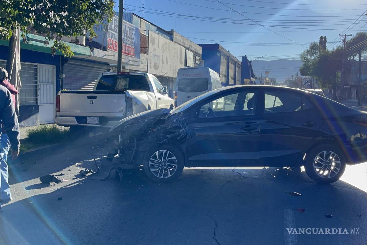 Choca en Zona Centro de Saltillo y asegura que sol lo encandiló; investigan presunto estado de ebriedad
