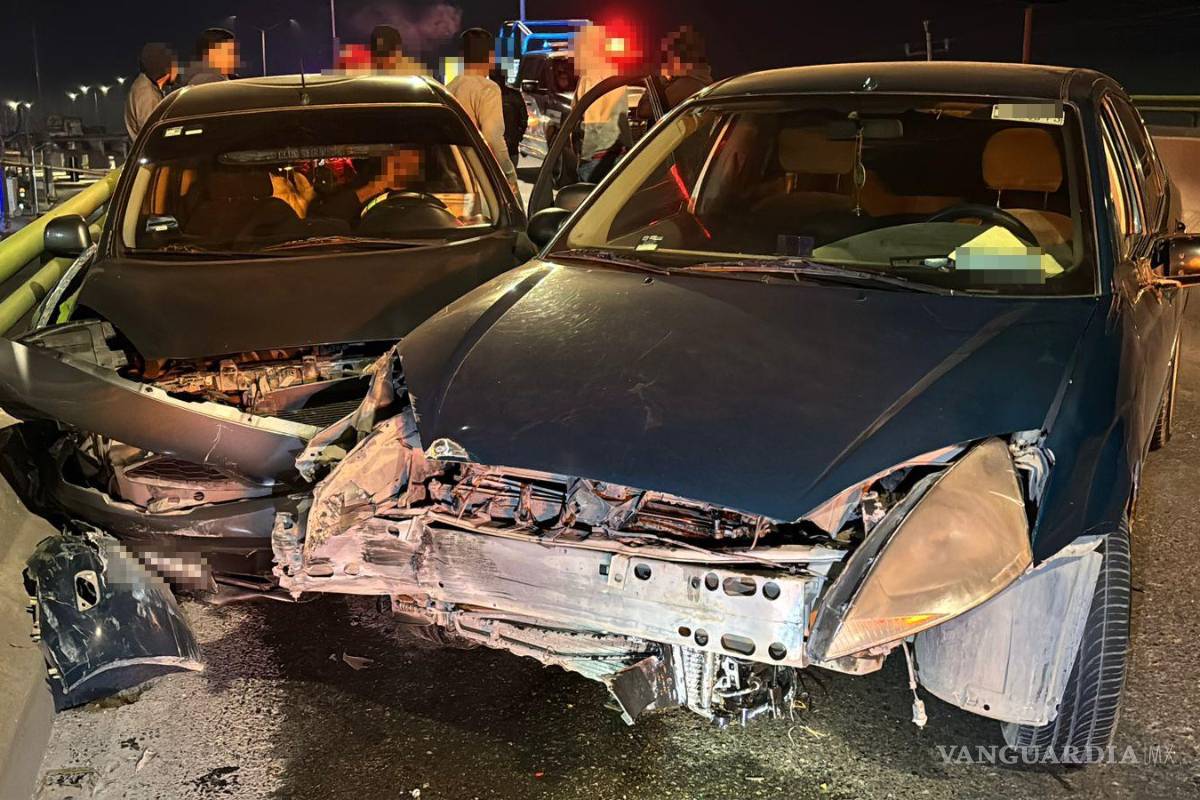 Saltillo: pleito en el periférico LEA termina en choque contra la barra de contención