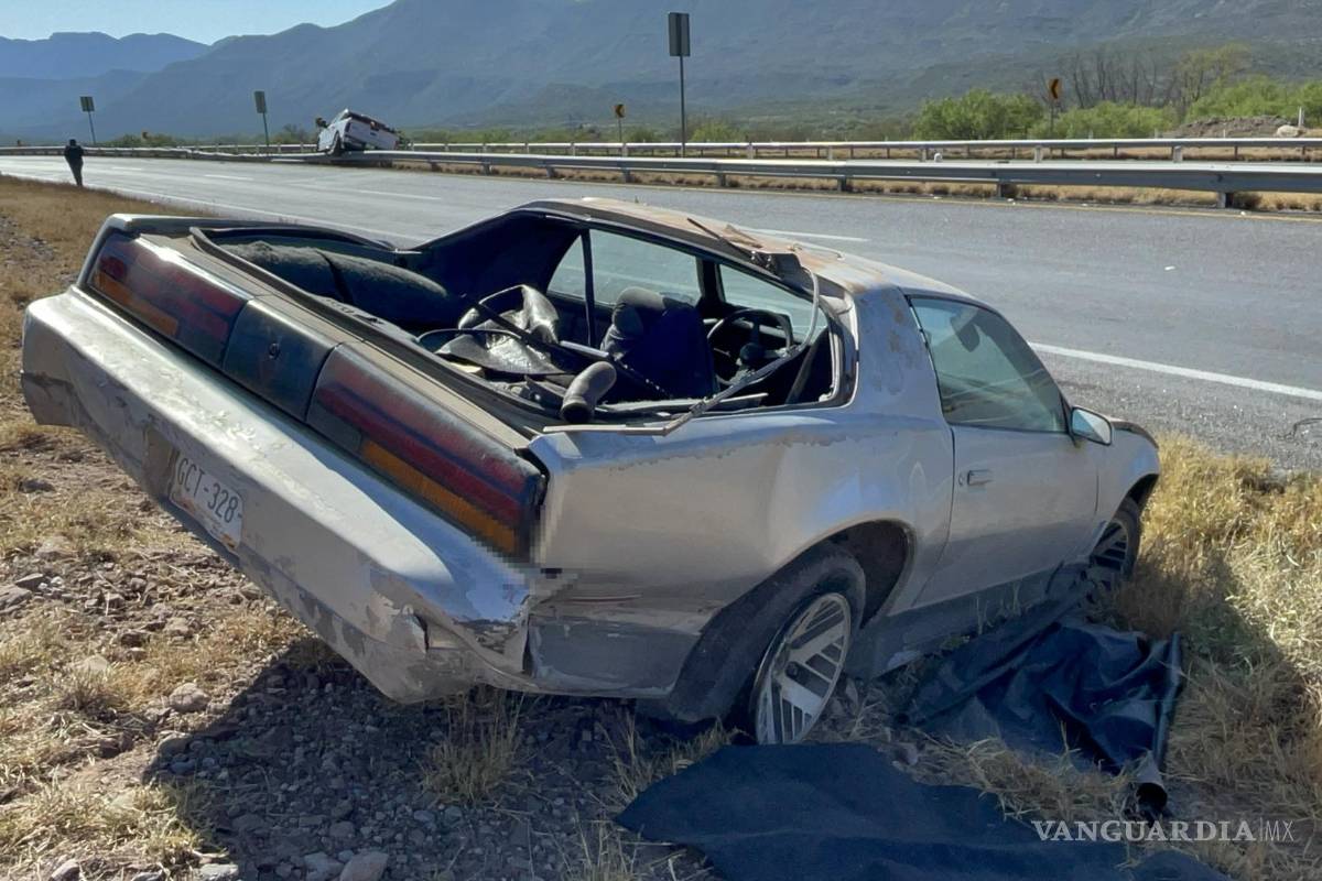 Vuelca auto remolcado en la carretera Saltillo-Torreón