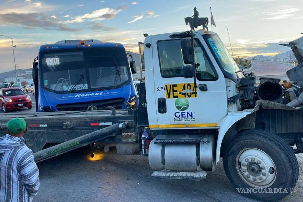 $!El camión de transporte de personal de la empresa Konect Stabilus fue el involucrado en el accidente.