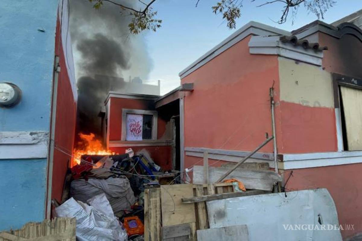 $!Vecinos de la colonia Mirasierra alertaron a las autoridades tras percatarse del incendio en la vivienda abandonada.